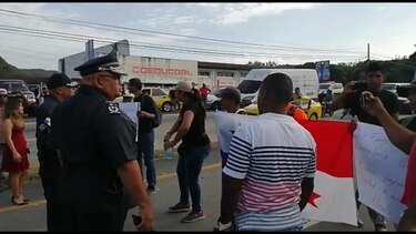 Trabajadores municipales protestan para exigir el pago de quincenas  