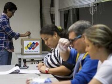 Venezolanos acuden a las urnas para renovar a la Asamblea Nacional