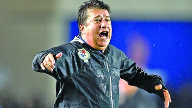 Bolillo Gómez ante los ticos