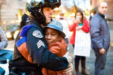 La foto que recorre el mundo: Niño afroamericano que abraza a un policía blanco