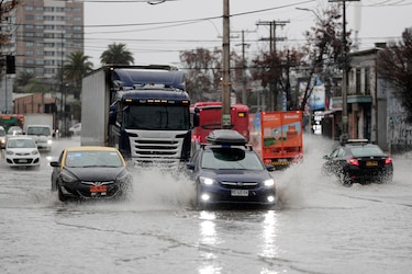 Miles de damnificados y caos por intensas lluvia en Santiago de Chile y el centro del país
