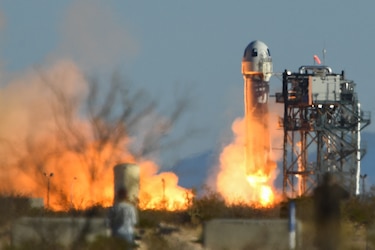 Blue Origin envía al espacio a la primera egipcia y el primer portugués