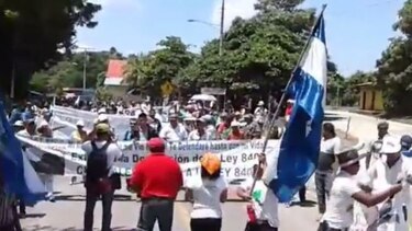 Campesinos marcharon contra el retrasado proyecto de un canal en Nicaragua