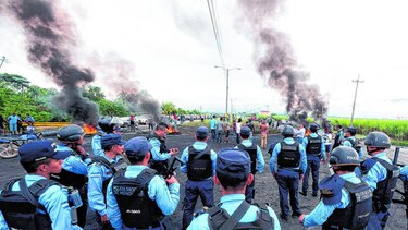 Vuelta al pasado tras dudosos comicios