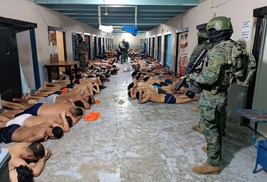 Más armas de fuego, balas y armas blancas halladas al intervenir dos cárceles de Ecuador