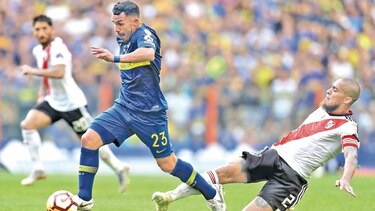 Planteles de River y Boca parten a Madrid para la final