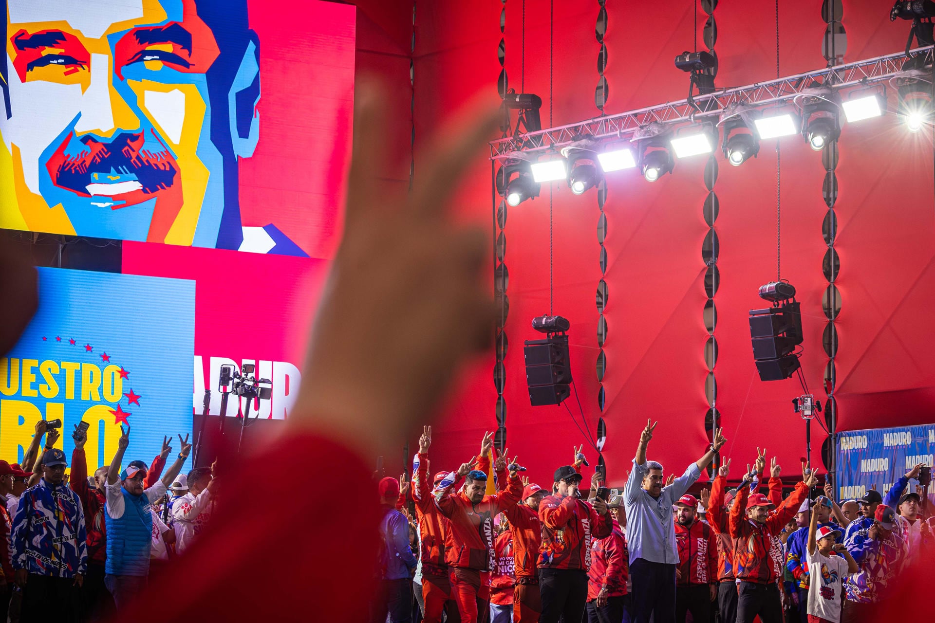 El presidente de Venezuela y aspirante a la reelección, Nicolás Maduro, saluda a los asistentes al cierre de su campaña. EFE/Henry Chirinos
