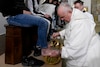 El papa Francisco lava los pies de 12 jóvenes presos el Jueves Santo