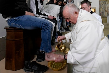 El papa Francisco lava los pies de 12 jóvenes presos el Jueves Santo
