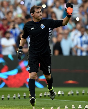 Casillas, aclamado en la presentación del Oporto