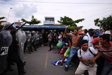 Nuevo grupo de hondureños rompen cerco policial en intento de unirse a caravana