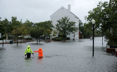 Sobrevivientes de inundaciones listos para rescatar a víctimas de Florence