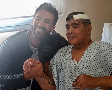 Allanan el consultorio e ‘imputan por homicidio culposo’ a médico de Maradona