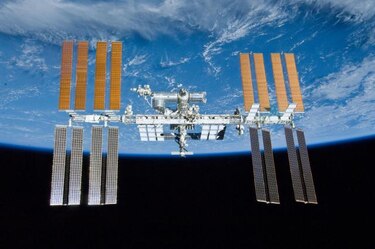 Astronautas comienzan caminata espacial urgente