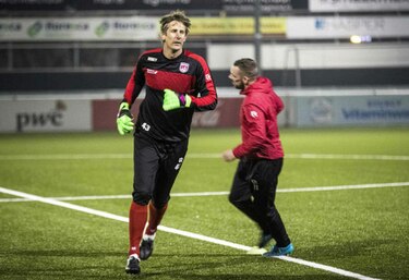 VIDEO: Van der Sar y Pearce, dos veteranos que dejan el retiro