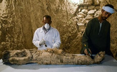 Arqueólogos egipcios descubren una momia en Luxor