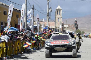 Peterhansel gana etapa y es el nuevo líder en autos