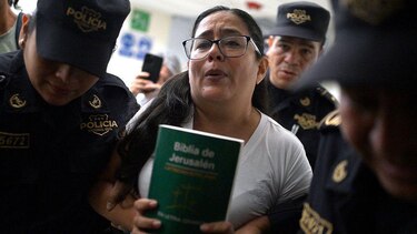 “Bukele se siente empoderado por su alianza con Trump”: cómo aumentó la presión sobre las voces críticas con el gobierno en El Salvador