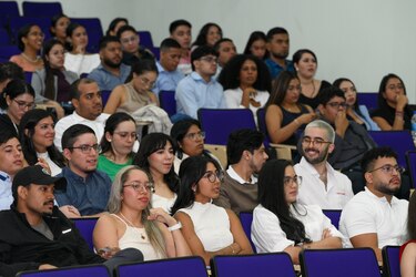 ‘Hay médicos que se gradúan y no consiguen plaza’: advierte doctor recién graduado
