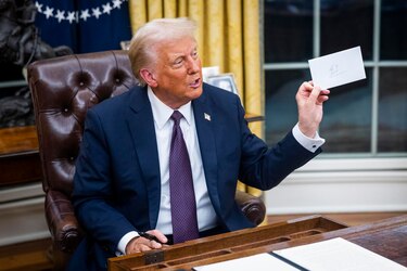 Trump desmantela el legado de Biden con una ola de decretos que inauguran su mandato