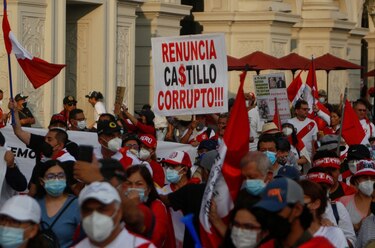 Cientos marchan por calles de Lima para exigir renuncia de presidente peruano