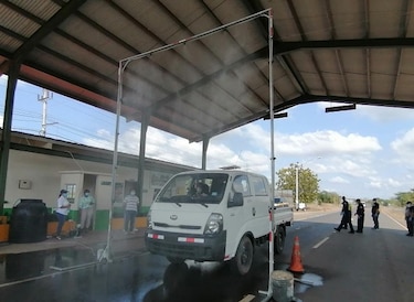 Llega a Santa María equipo para desinfectar vehículos que pasan el cerco sanitario