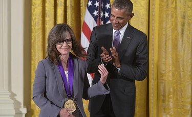 Obama honra a luminarias de las artes y humanidades