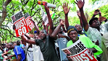 Zimbabue festeja en las calles la caída de Mugabe