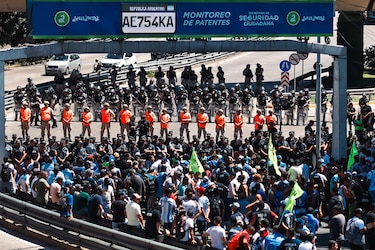 El transporte aéreo en Argentina, afectado por el primer paro contra el Gobierno de Javier Milei