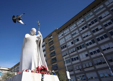 El papa Francisco llama a parroquia en Gaza mientras sigue hospitalizado por infección respiratoria