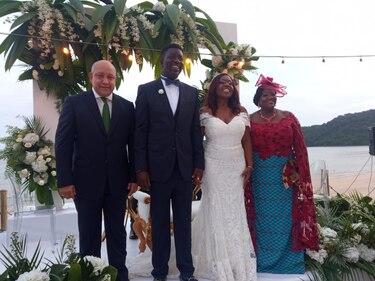 En medio de una decoración que rinde homenaje a sus raíces se casan Kayra Harding y Anthony Bart-Appiah 