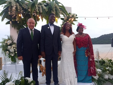 En medio de una decoración que rinde homenaje a sus raíces se casan Kayra Harding y Anthony Bart-Appiah