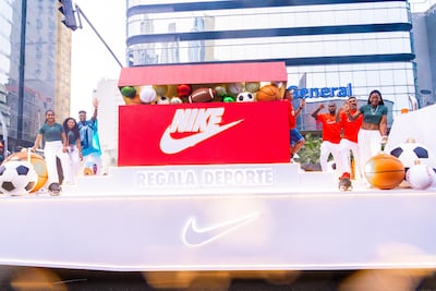 Nike brilló en el desfile navideño de la Alcaldía de Panamá con su regalo mágico: el deporte