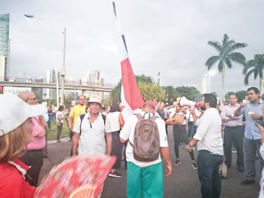 Protestan contra el proyecto de recuperación de playas  