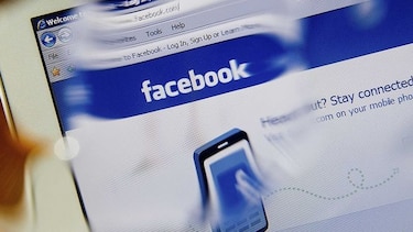 Unión Europea multa a Facebook por información engañosa al comprar WhatsApp