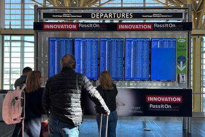 Estados Unidos reduce el tráfico aéreo en 40 aeropuertos y genera retrasos en vuelos; se esperan cancelaciones