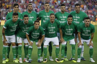 Tras el ataque, el balón vuelve a rodar en el Camp Nou de Barcelona