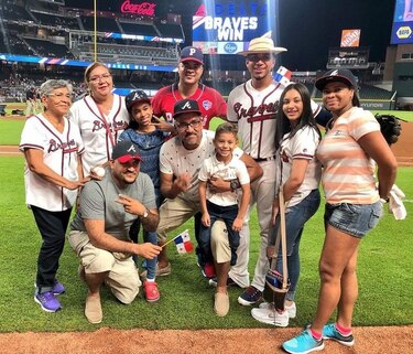 Noche emocionante para Johan Camargo; celebra en el terreno con su familia
