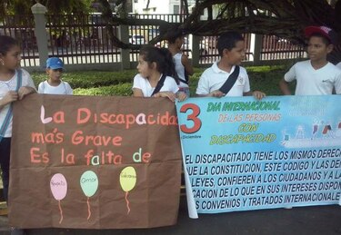 Cadena humana en el Día Internacional de las Personas con Discapacidad