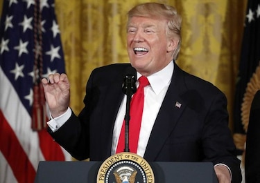 Donald Trump dona tres meses de salario a la educación