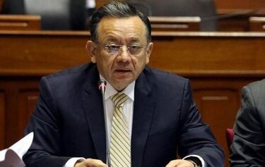 Congreso de Perú destituye a Contralor por faltas graves