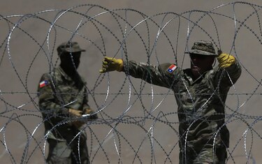 El gobernador de Texas desafía al Supremo con el alambre de púas en la frontera
