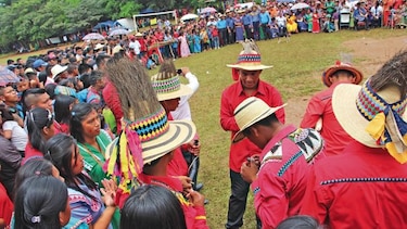 Tres sombreros singulares de producción indígena