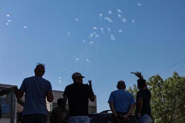 Israel sigue bombardeando Líbano y dice haber atacado más de 100 ‘objetivos’ de Hizbulá