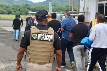 Panamá deporta a 12 colombianos con antecedentes penales; ingresaron por la selva de Darién
