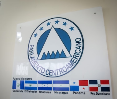‘El edificio del Parlacen se nos está cayendo encima’: diputado Carlos Outten se queja de la falta de recursos