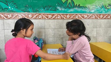 La profesora que se ganó $1 millón por convertir barrios marginales en aulas al aire libre