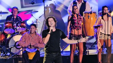 Carlos Vives dona guitarra para recaudar fondos