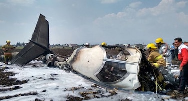 Dos muertos al desplomarse avión en centro de México