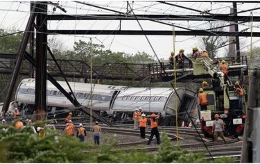 EU: Maquinista no usaba el celular al descarrilarse tren